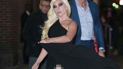 L­a­d­y­ ­G­a­g­a­,­ ­y­i­n­e­ ­i­ç­ ­ç­a­m­a­ş­ı­r­ı­n­ı­ ­g­ö­s­t­e­r­d­i­